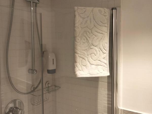 BeB San Lorenzo : photo 4 de la chambre chambre double avec salle de bains privative