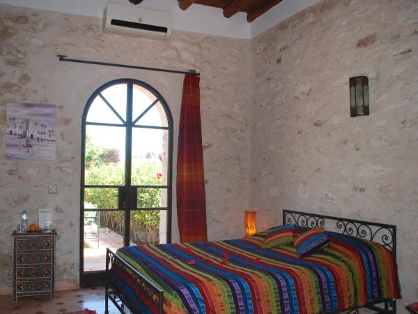 Riad Titima Essaouira : photo 9 de la chambre chambre double - vue sur piscine