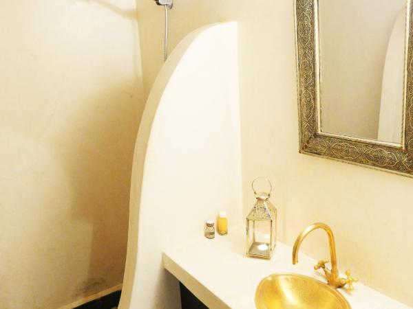 SARDINAS & CHILI : photo 5 de la chambre chambre quadruple avec salle de bains privative