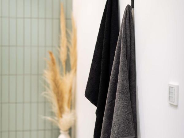 Urban Jungle Apartments : photo 10 de la chambre one-bedroom apartment with french balcony