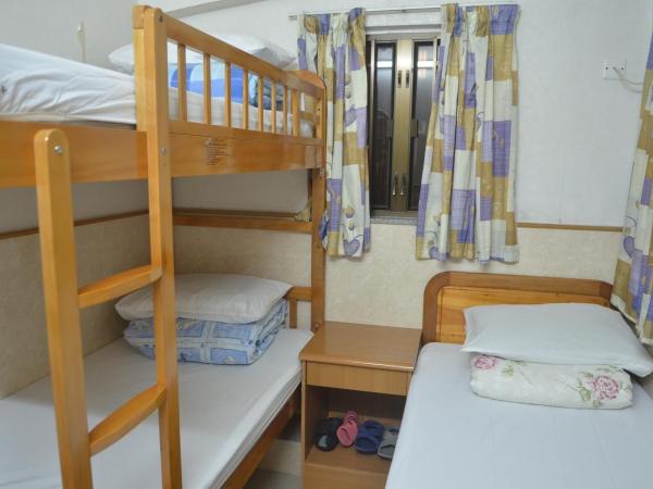 Johnson Hostel : photo 9 de la chambre chambre triple avec salle de bains privative