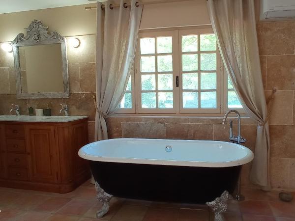 Le Mas Neuf 1752 : photo 10 de la chambre chambre lit king-size deluxe