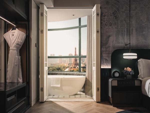 Hotel Indigo Shenzhen Overseas Chinese Town, an IHG Hotel : photo 3 de la chambre suite 1 chambre lit king-size avec pièce à vivre