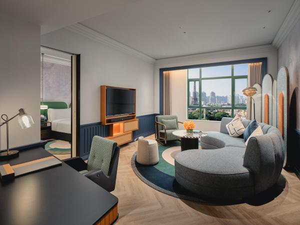 Hotel Indigo Shenzhen Overseas Chinese Town, an IHG Hotel : photo 1 de la chambre suite 1 chambre lit king-size avec pièce à vivre