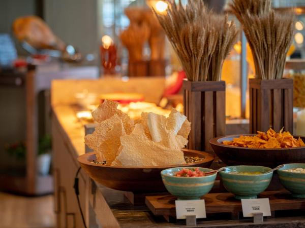 Park Hyatt Shenzhen : photo 8 de la chambre chambre lit king-size de luxe avec vue sur les toits de la ville