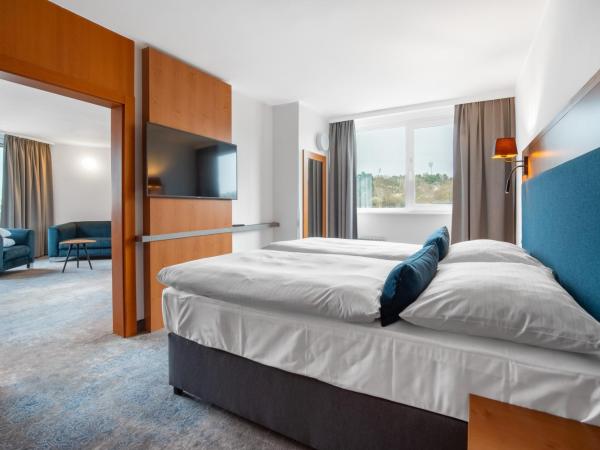 OREA Hotel Pyramida Praha : photo 1 de la chambre suite classique avec accès gratuit à la piscine