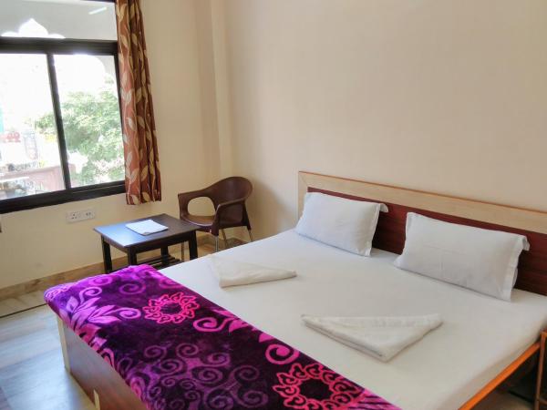 Madhav Guest House : photo 3 de la chambre chambre double standard - pas de climatisation
