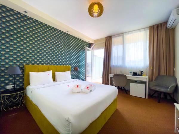 City Plaza Apartments & Rooms : photo 7 de la chambre chambre supérieure avec balcon