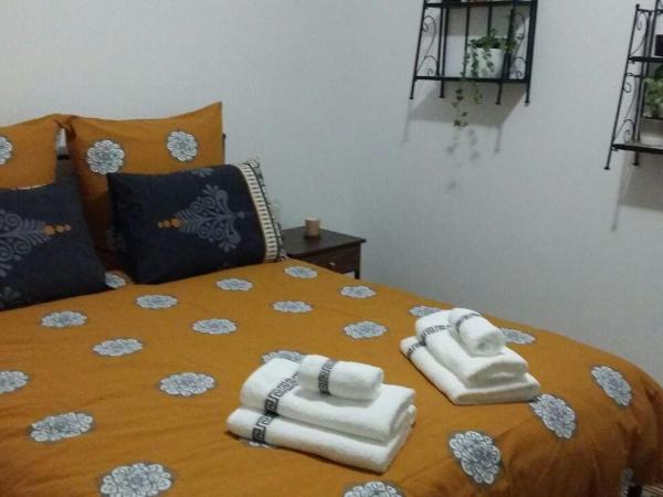 Rooms in Central Athens : photo 1 de la chambre chambre lit king-size avec balcon