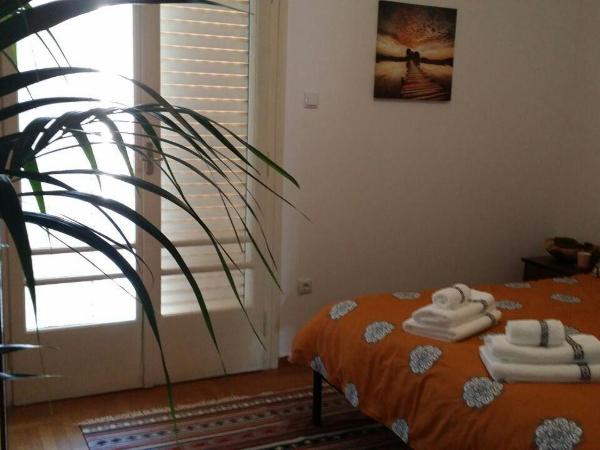Rooms in Central Athens : photo 2 de la chambre chambre lit king-size avec balcon
