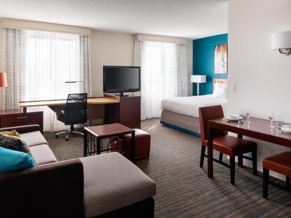 Residence Inn by Marriott Las Vegas Hughes Center : photo 1 de la chambre studio lit queen-size avec canapé-lit