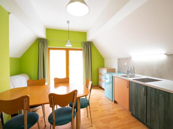 Hotel Garni Pod Skalkou : photo 4 de la chambre appartement avec balcon