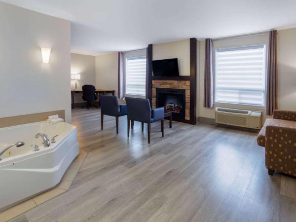 Super 8 by Wyndham Quebec City : photo 2 de la chambre suite exécutive avec cheminée - lit king-size, canapé-lit, bain à remous - non-fumeurs