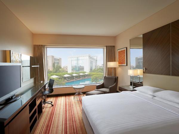 Courtyard by Marriott Mumbai International Airport : photo 1 de la chambre chambre lit king-size deluxe - vue sur piscine