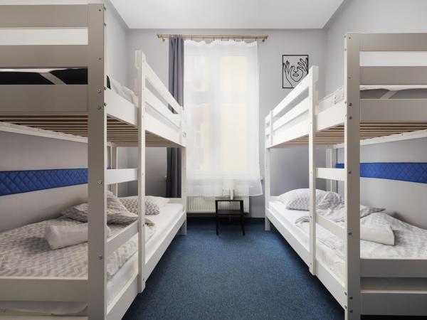 Moon Hostel Kraków : photo 3 de la chambre chambre quadruple avec salle de bains