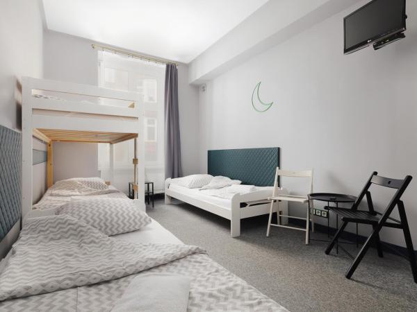 Moon Hostel Kraków : photo 4 de la chambre chambre quadruple avec salle de bains