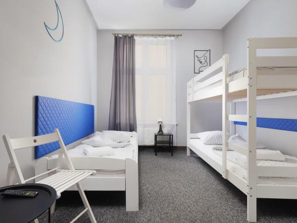 Moon Hostel Kraków : photo 5 de la chambre chambre triple avec salle de bains