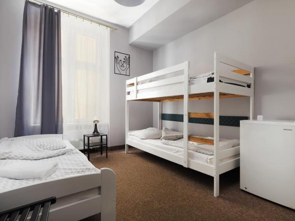 Moon Hostel Kraków : photo 6 de la chambre chambre triple avec salle de bains
