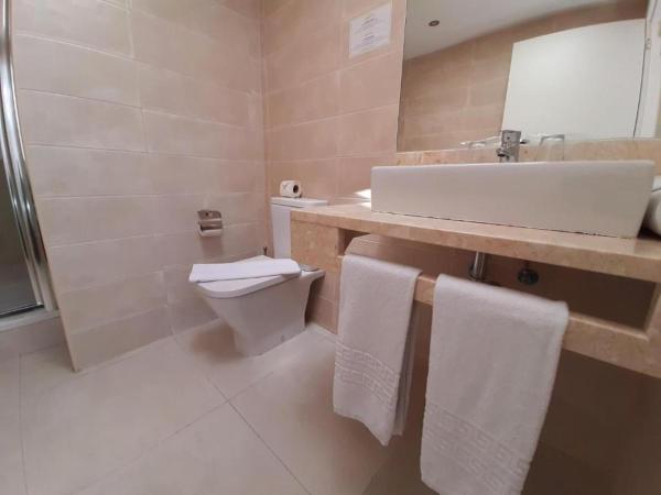 Lisbon City Apartments & Suites by City Hotels : photo 4 de la chambre chambre lits jumeaux avec fenêtre de toit et sans kitchenette