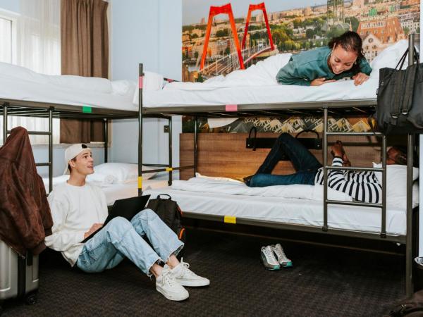 Rotterdam Teleport Hotel : photo 3 de la chambre chambre Économique 8 personnes