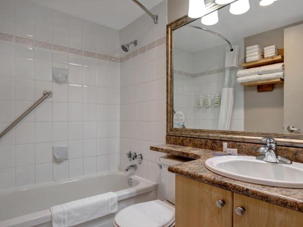 Days Inn by Wyndham Victoria Uptown : photo 5 de la chambre suite lit queen-size avec canapé-lit - vue sur eau - non-fumeurs