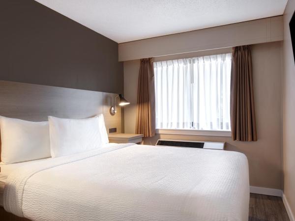 Days Inn by Wyndham Victoria Uptown : photo 3 de la chambre suite lit queen-size avec canapé-lit - vue sur eau - non-fumeurs