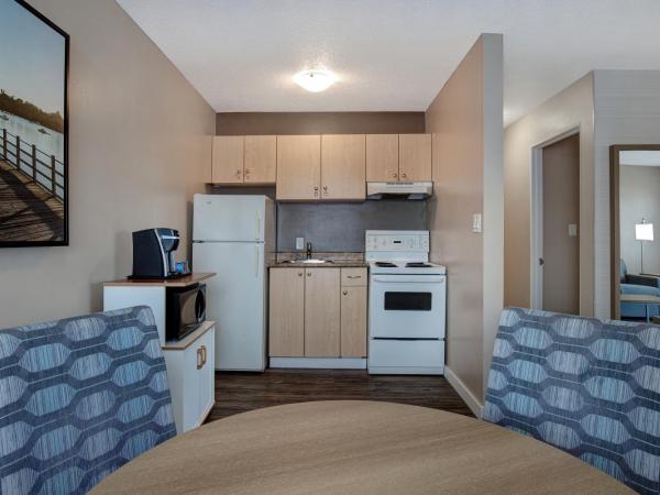 Days Inn by Wyndham Victoria Uptown : photo 2 de la chambre suite lit queen-size avec canapé-lit - vue sur eau - non-fumeurs