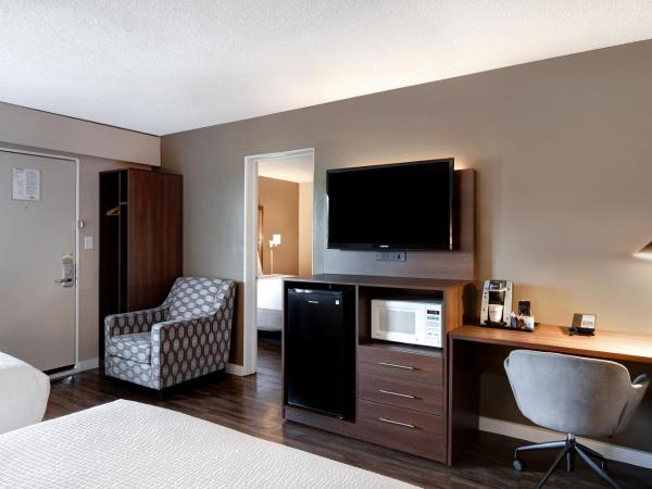 Days Inn by Wyndham Victoria Uptown : photo 4 de la chambre chambre Économique avec 3 lits queen-size - non-fumeurs