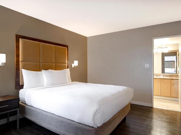 Days Inn by Wyndham Victoria Uptown : photo 3 de la chambre chambre Économique avec 3 lits queen-size - non-fumeurs