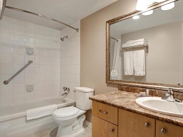 Days Inn by Wyndham Victoria Uptown : photo 6 de la chambre chambre Économique avec 3 lits queen-size - non-fumeurs