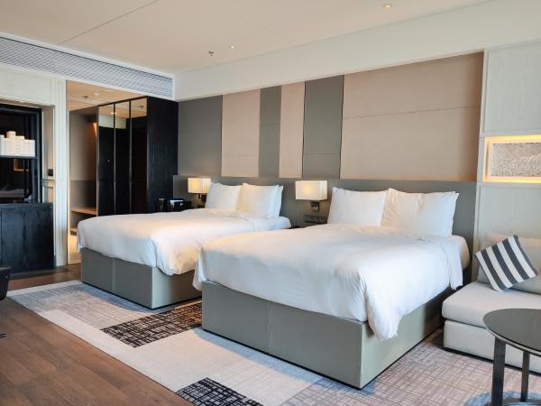 The Shanhaitian Resort Sanya, Autograph Collection : photo 2 de la chambre chambre glamour avec 2 lits doubles et balcon - vue sur océan