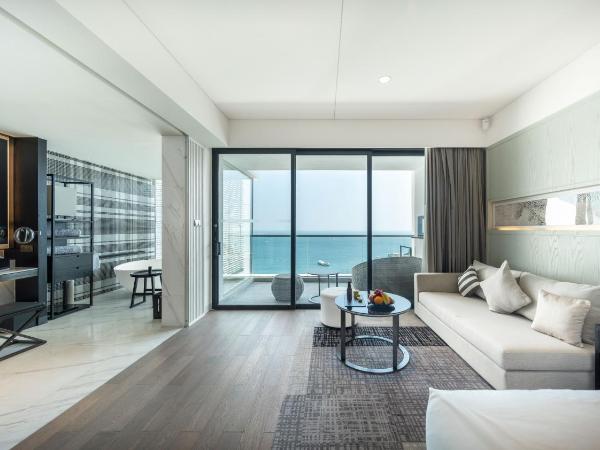 The Shanhaitian Resort Sanya, Autograph Collection : photo 1 de la chambre chambre glamour avec 2 lits doubles et balcon - vue sur océan