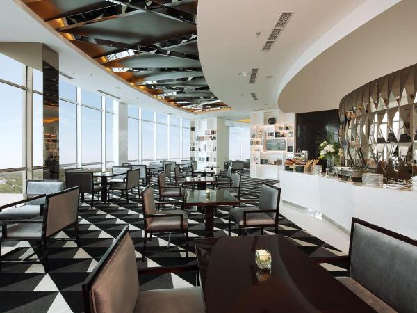 Hotel Ciputra World Surabaya managed by Swiss-Belhotel International : photo 8 de la chambre suite