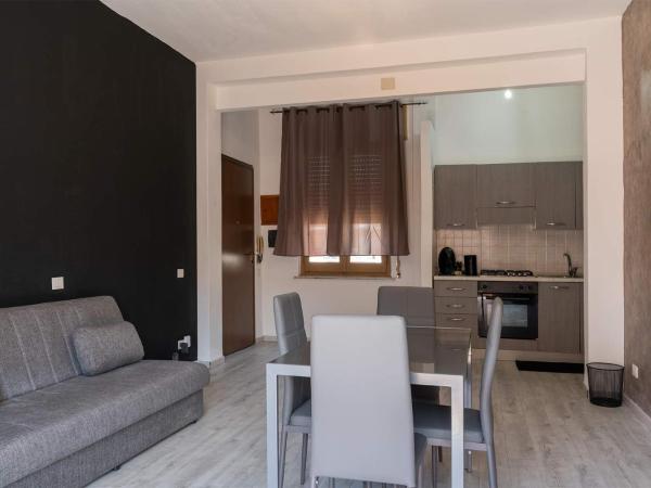 Monfalcone City Room Rental Apartment : photo 1 de la chambre chambre double de luxe avec balcon et salle de bains commune