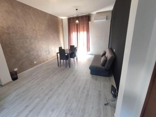 Monfalcone City Room Rental Apartment : photo 8 de la chambre chambre double de luxe avec balcon et salle de bains commune