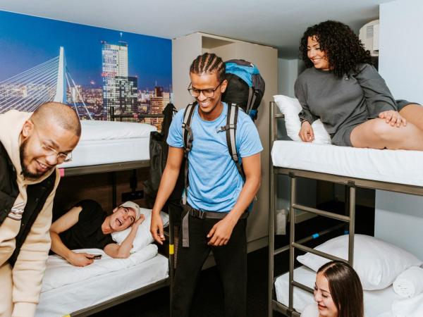 Rotterdam Teleport Hotel : photo 2 de la chambre lit dans dortoir mixte de 6 lits