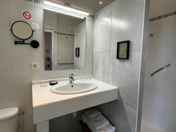 Hotel Le Patio - Deauville : photo 3 de la chambre chambre triple confort avec douche