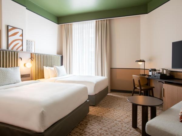 Le Parchamp, a Tribute Portfolio Hotel, Paris Boulogne : photo 1 de la chambre chambre familiale avec 2 lits doubles.