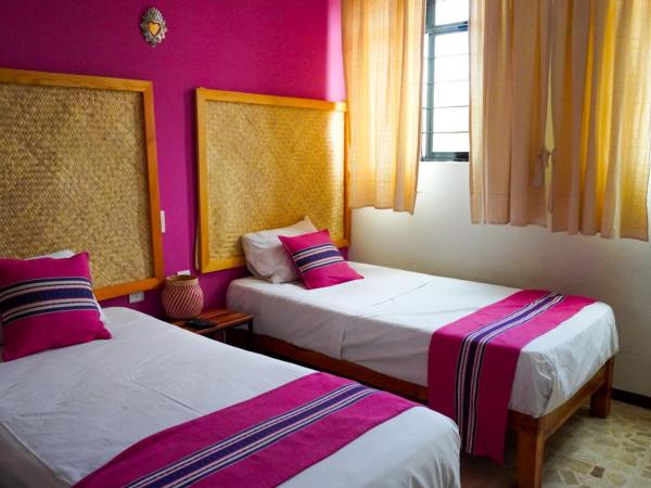 HOSTAL CHOCOLATE CALENDA : photo 7 de la chambre chambre lits jumeaux avec salle de bains commune