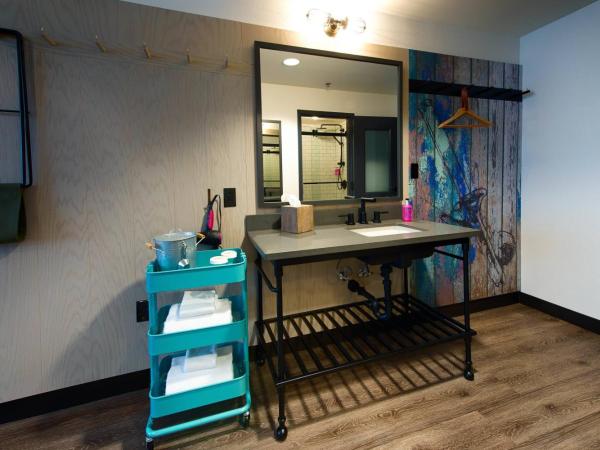 MOXY New Orleans Downtown/French Quarter Area : photo 3 de la chambre chambre avec 2 grands lits queen-size 