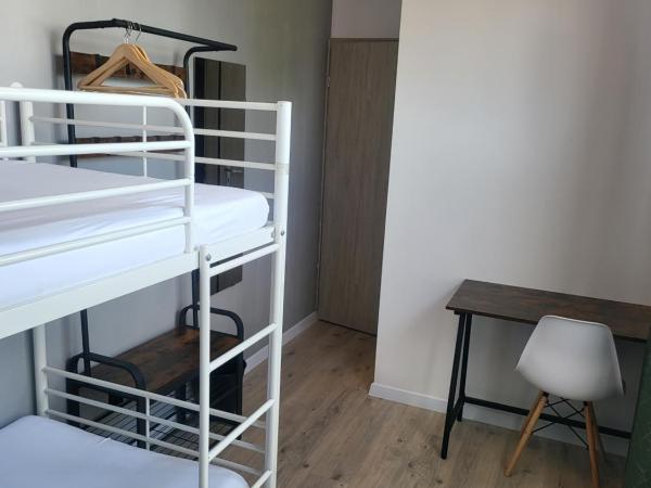 Rooms4Rest Wiertnicza - Private rooms for tourists - ATR Consulting Sp, z o,o, : photo 7 de la chambre chambre triple avec salle de bains privative