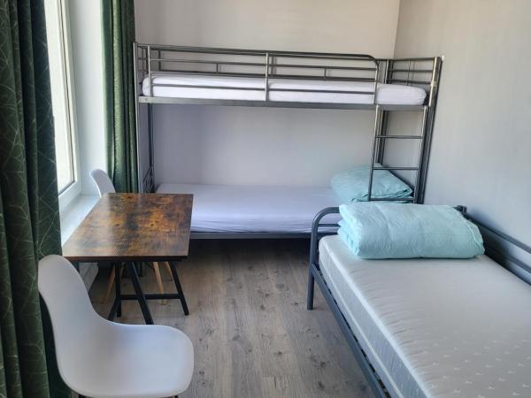 Rooms4Rest Wiertnicza - Private rooms for tourists - ATR Consulting Sp, z o,o, : photo 10 de la chambre chambre triple avec salle de bains commune