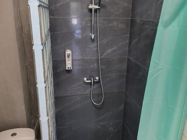 Rooms4Rest Wiertnicza - Private rooms for tourists - ATR Consulting Sp, z o,o, : photo 1 de la chambre chambre simple avec salle de bains commune