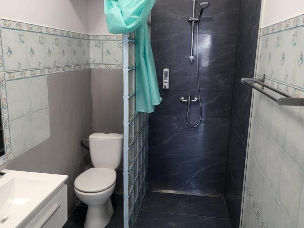 Rooms4Rest Wiertnicza - Private rooms for tourists - ATR Consulting Sp, z o,o, : photo 5 de la chambre chambre simple avec salle de bains commune