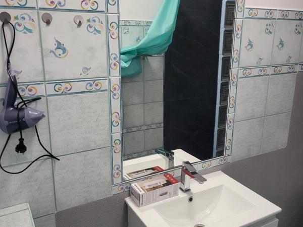 Rooms4Rest Wiertnicza - Private rooms for tourists - ATR Consulting Sp, z o,o, : photo 6 de la chambre chambre simple avec salle de bains commune