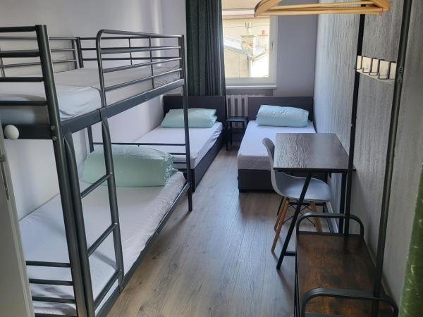 Rooms4Rest Wiertnicza - Private rooms for tourists - ATR Consulting Sp, z o,o, : photo 6 de la chambre chambre quadruple avec salle de bains privative