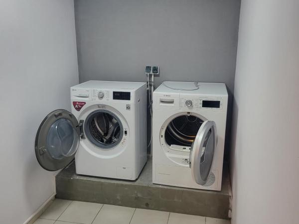 Rooms4Rest Wiertnicza - Private rooms for tourists - ATR Consulting Sp, z o,o, : photo 3 de la chambre chambre triple avec salle de bains commune