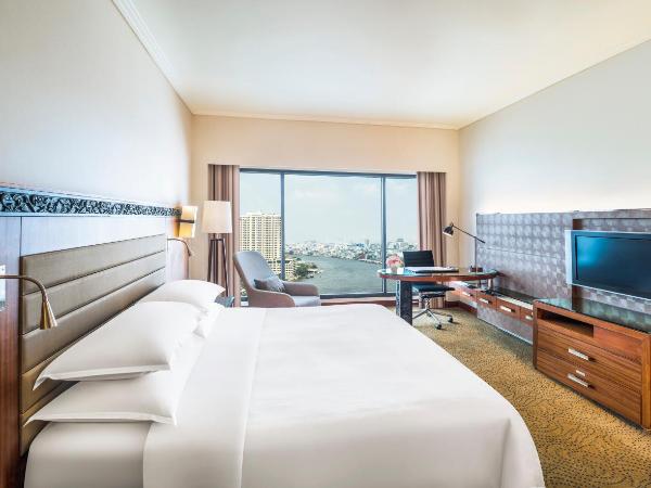 Royal Orchid Sheraton Hotel and Towers : photo 1 de la chambre chambre lit king-size deluxe - vue sur fleuve