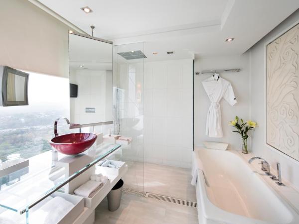 Le Meridien Gurgaon, Delhi NCR : photo 1 de la chambre deluxe room with cityscape view, king bed, late check-out by 1300 hours and early check-in by 1400 hours and 15% discount on f&b