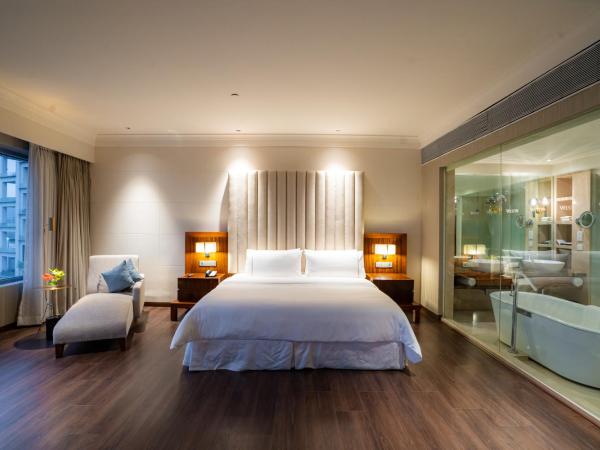 The Westin Pune Koregaon Park : photo 2 de la chambre 1 king bed, executive lounge access, large private terrace, terrace suite